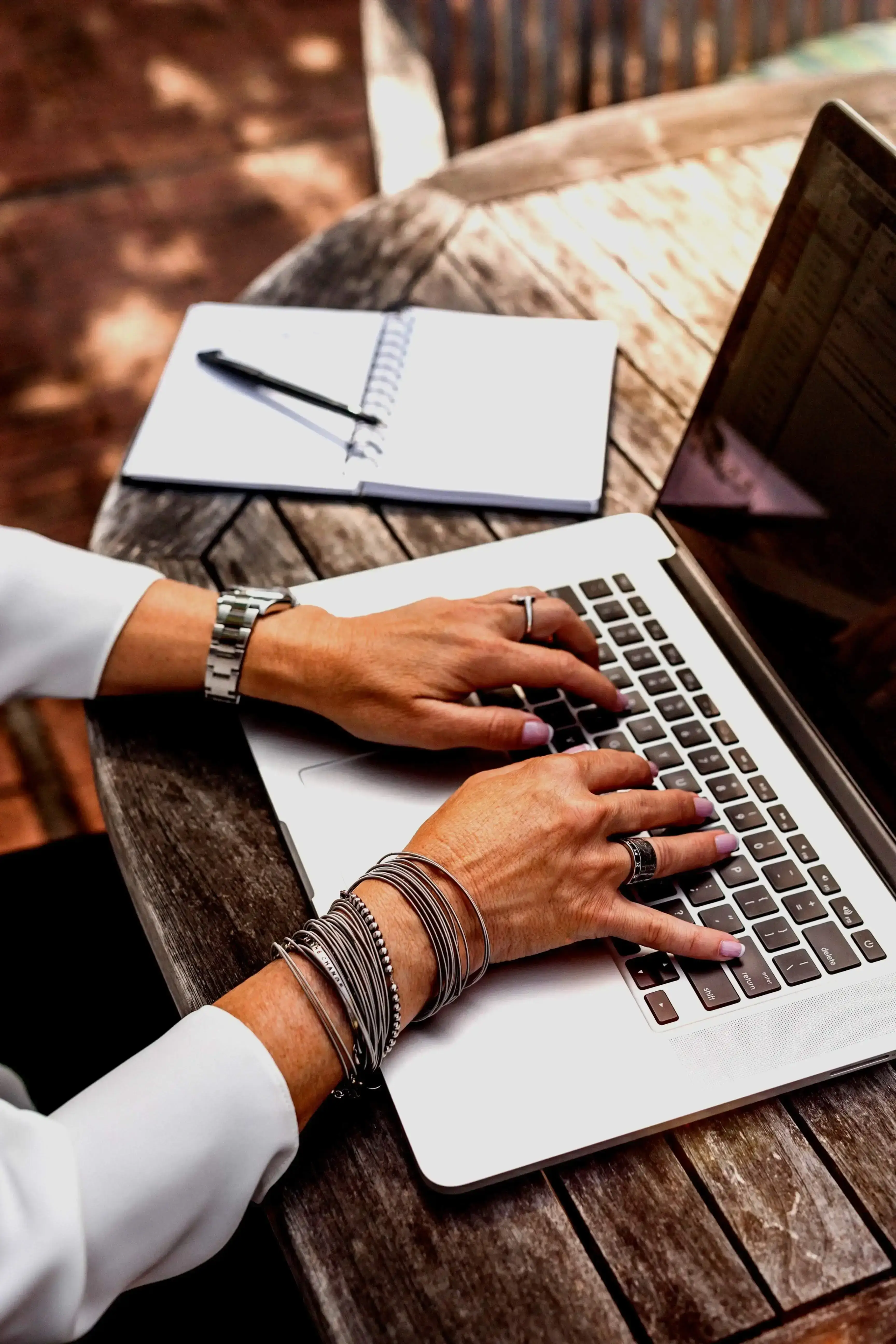 woman-working-laptop